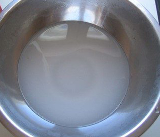 refrigerante foi misturado em uma panela de água