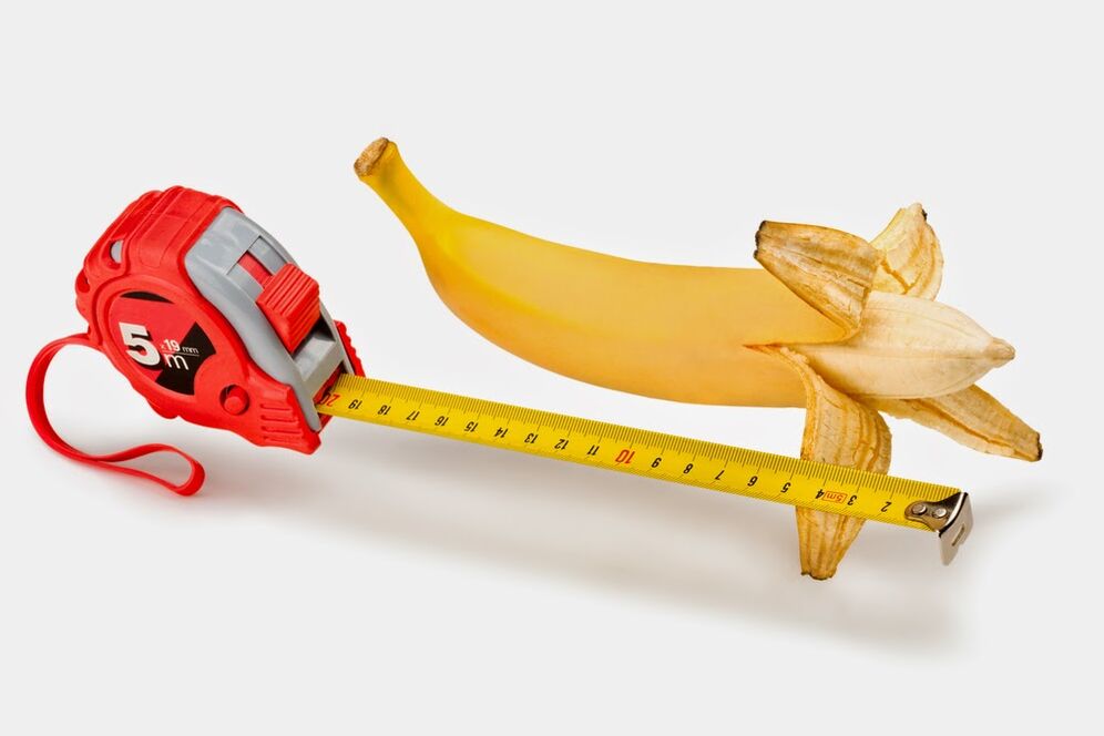 medindo um pênis antes de aumentá-lo usando o exemplo de uma banana